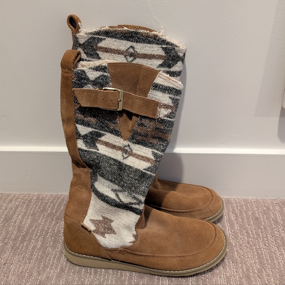 Sanuk Aztec Print Fleece Lined Calf Height Boots - Picture 2 of 7